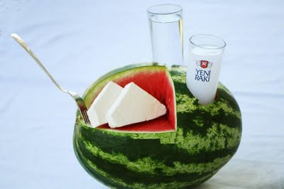 rakı şişesinde sinek olsam